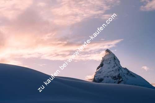 Eine Schneelandschaft mit kleinem Gipfel