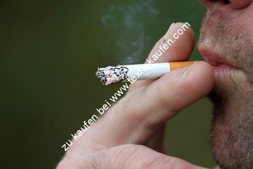 Mann genießt Zigarette