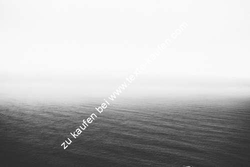 Stimmung am Meer in Schwarz Weiss fotografiert
