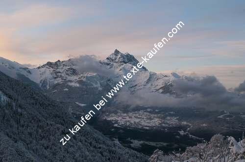 Österreichische Alpen mit Schnee bedeckt
