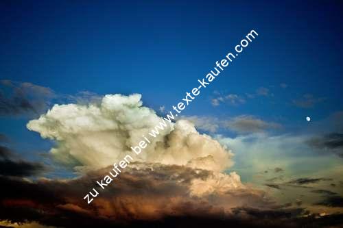 Ein blauer Himmel mit einzigartigem Wolkengebilde