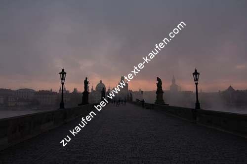 Die Prager Karlsbrücke im Anblick eines Sonnenuntergangs