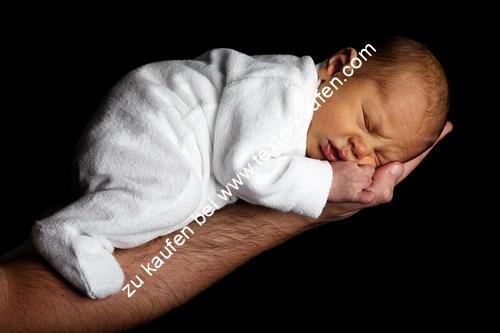 Schlafendes Baby auf dem Arm