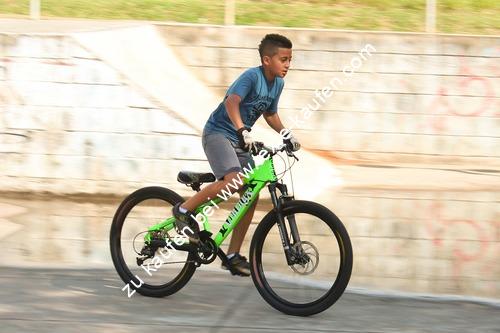 Kind auf Mountain Bike