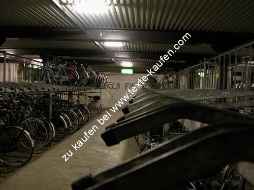 Historische Fahrräder in Garage