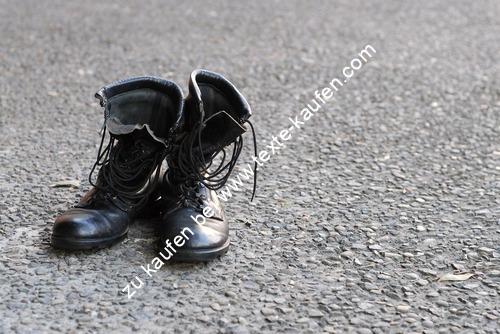 schwarze Stiefel ohne Eigentümer