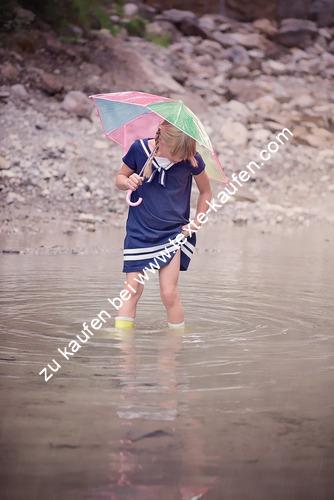 Kind im Flussbett stehend