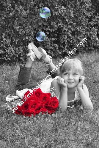 Kinderfoto SW mit roten Rosen