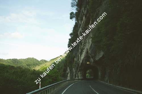 Straßentunnel im Gebirge